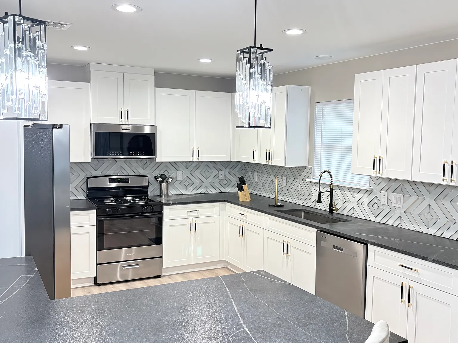 5 bed, 2100 sqft, $850 — Photo 3