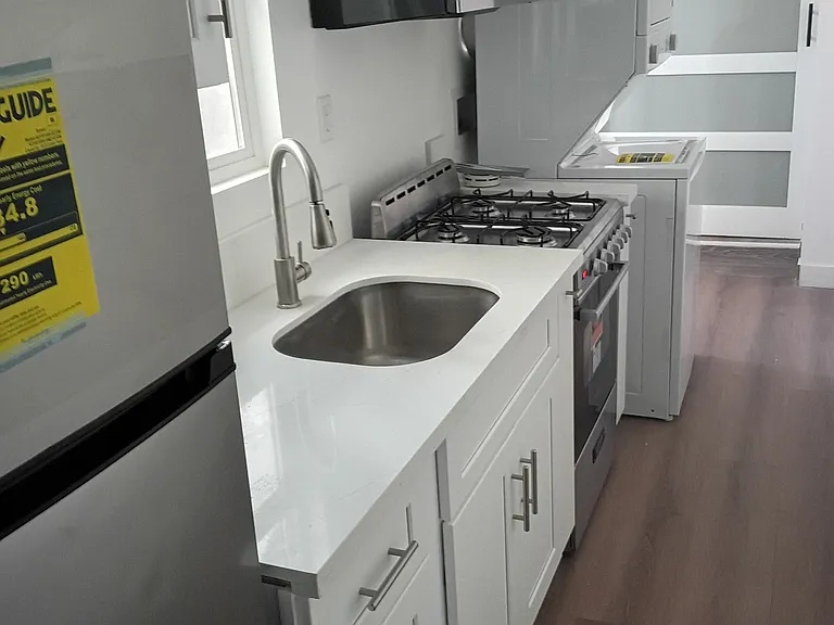 1082-1084 N Lewis Ave #B — Photo 3