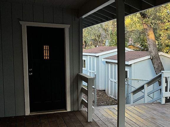 Separate entrance, use of 1 storage shed in the back