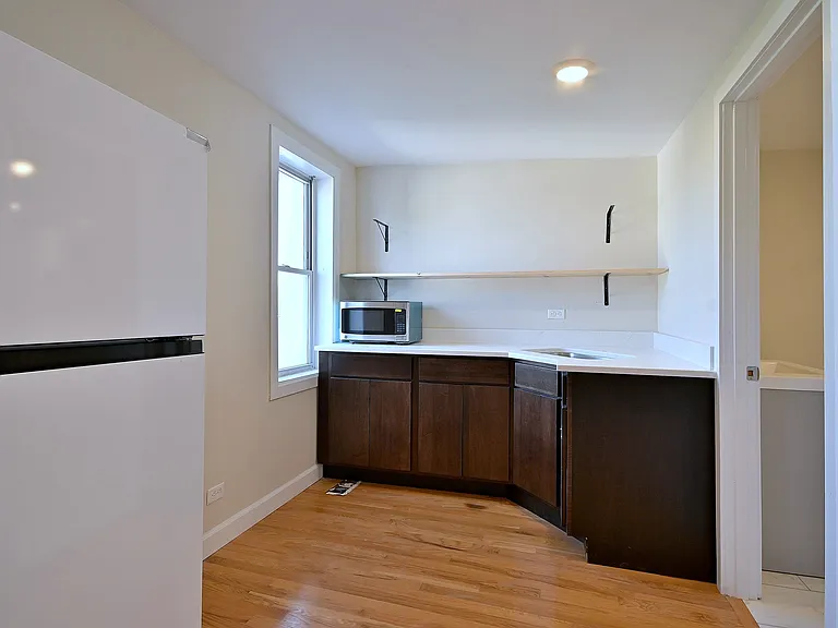 233 N Sacramento Blvd — Photo 15