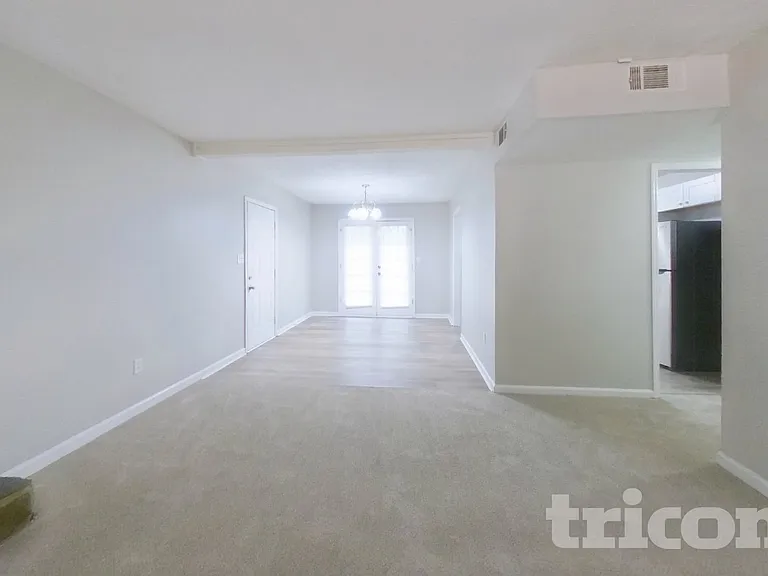 525 Windsor Dr SE — Photo 2