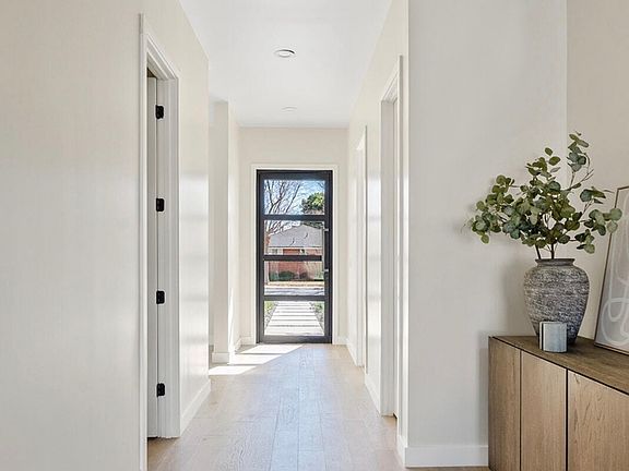 3rd image of 3622 E Clarendon Ave