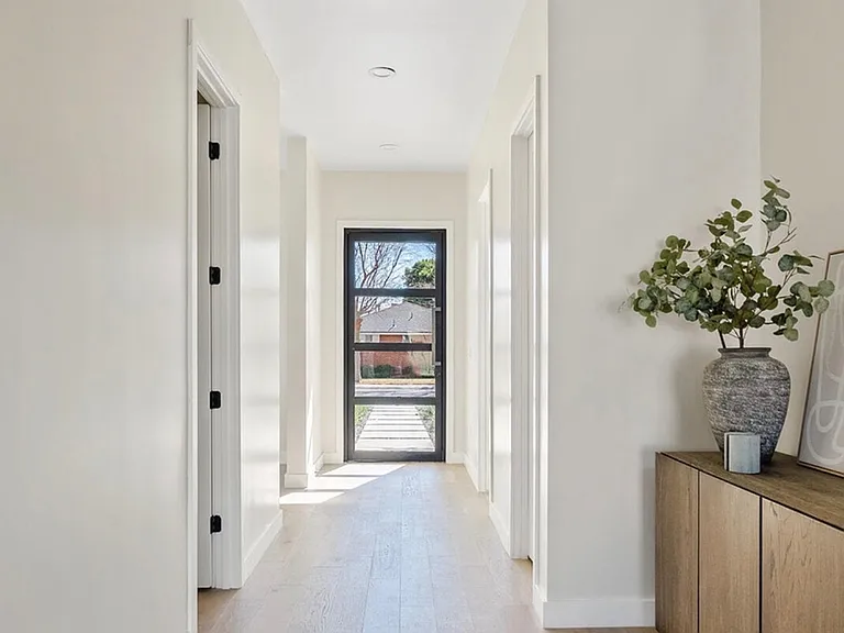 3622 E Clarendon Ave — Photo 3