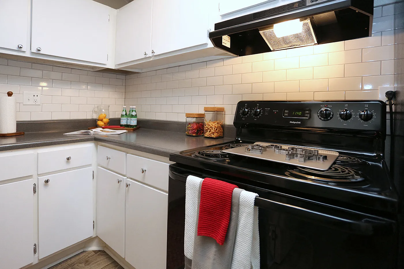 555 Mansell — Photo 1