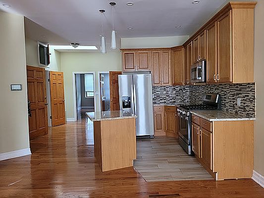 3rd image of 371 E 31st St Floor 2