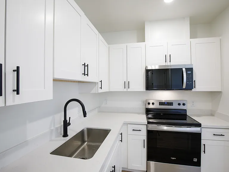 1580 W Garfield St — Photo 1