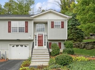 12 Oak Point Dr, Hamburg, NJ