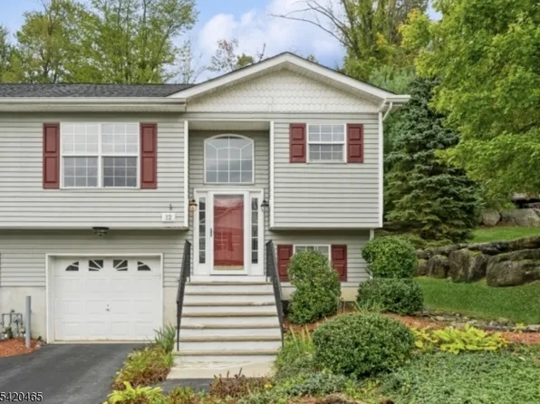 12 Oak Point Dr, Hamburg Boro, NJ 07419