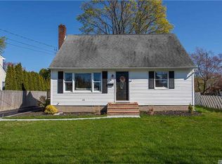 26 Central St, Greenlawn, NY 11740