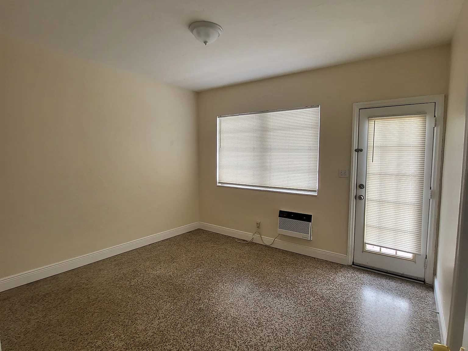 2 bed, 900 sqft, $1,995 — Photo 2