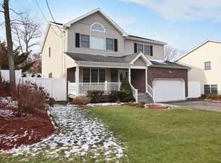 3 Fairway Dr, Old Bethpage, NY 11804
