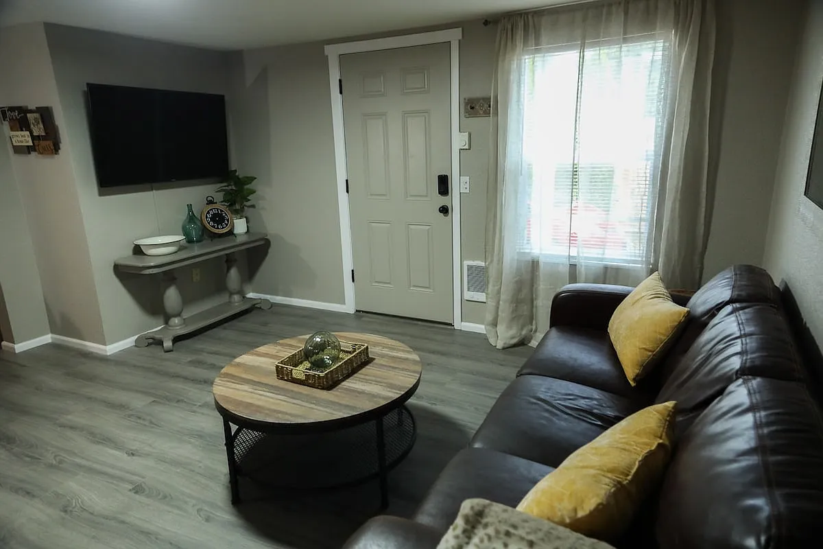 3 bed, 892 sqft, $1,900 — Photo 3