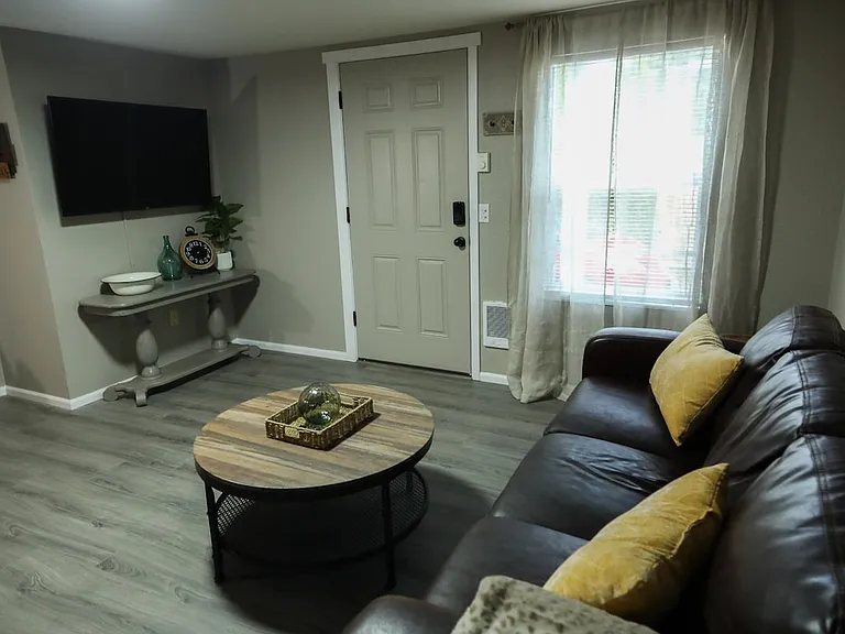 1507 College St SE — Photo 3