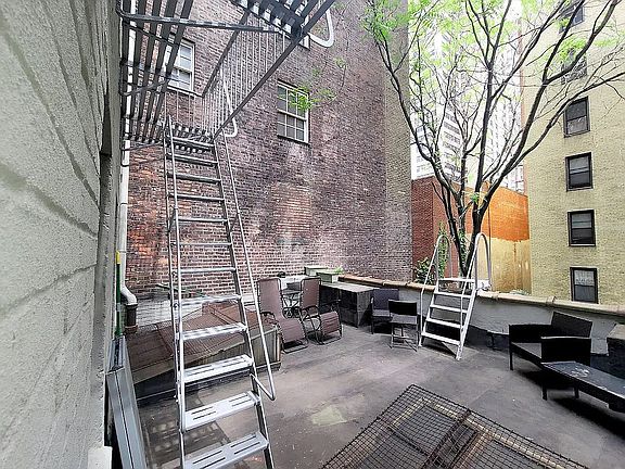 3rd image of 146 E 39th St APT 3C