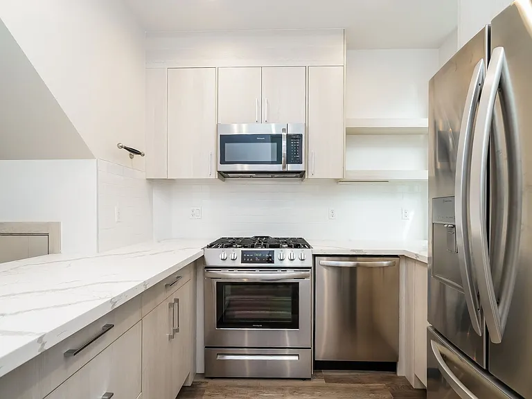 5616C California Ave SW — Photo 8