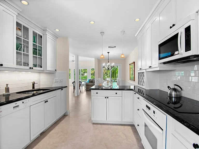 560 N Monterey Dr — Photo 14