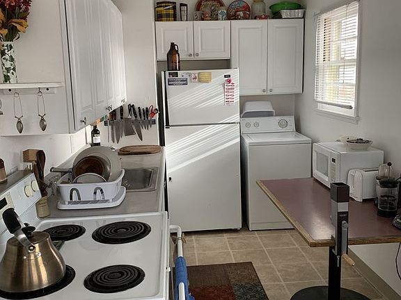 3rd image of 177 NW Deer St #B