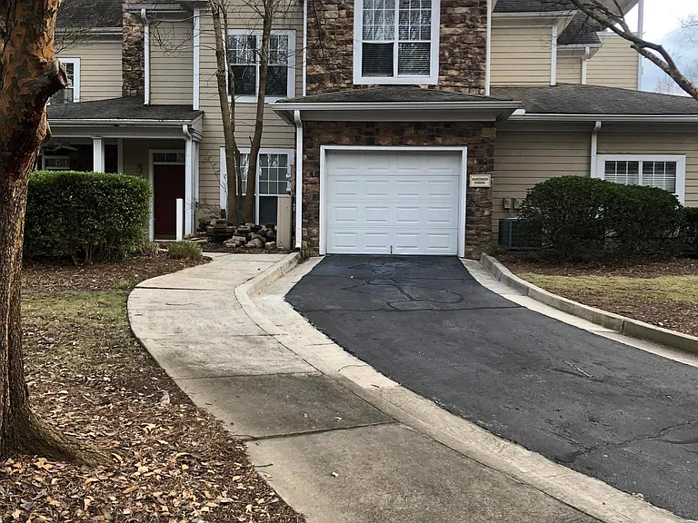 518 Sandringham Dr — Photo 4