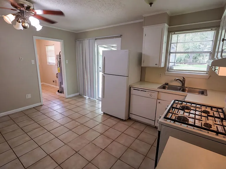 1523 Teekell St — Photo 3