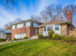 23 Stratford St N, Roslyn Heights, NY 11577