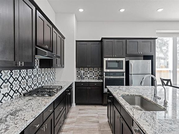 4th image of 1204 Texas Ash Ln