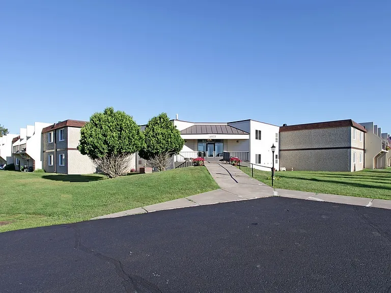 4877 W Arrowhead Rd — Photo 2