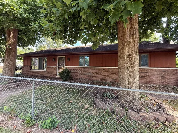 503 S West St, Carlinville, IL 62626