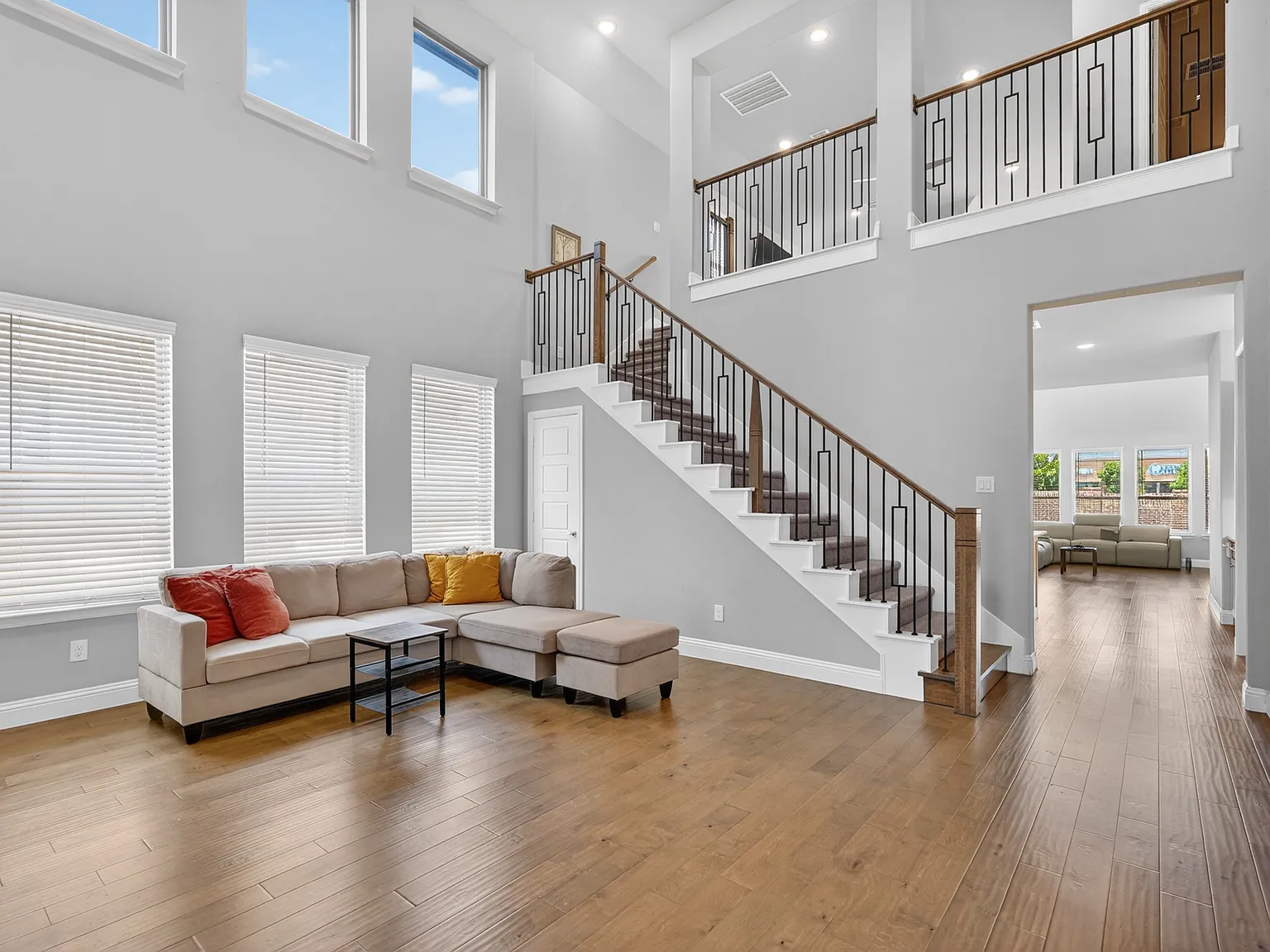 5 bed, 3384 sqft, $4,100 — Photo 3