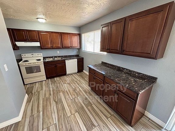 4th image of 13635 N 32nd Dr