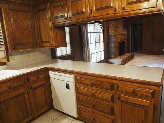 3rd image of 224 Country Club Ln