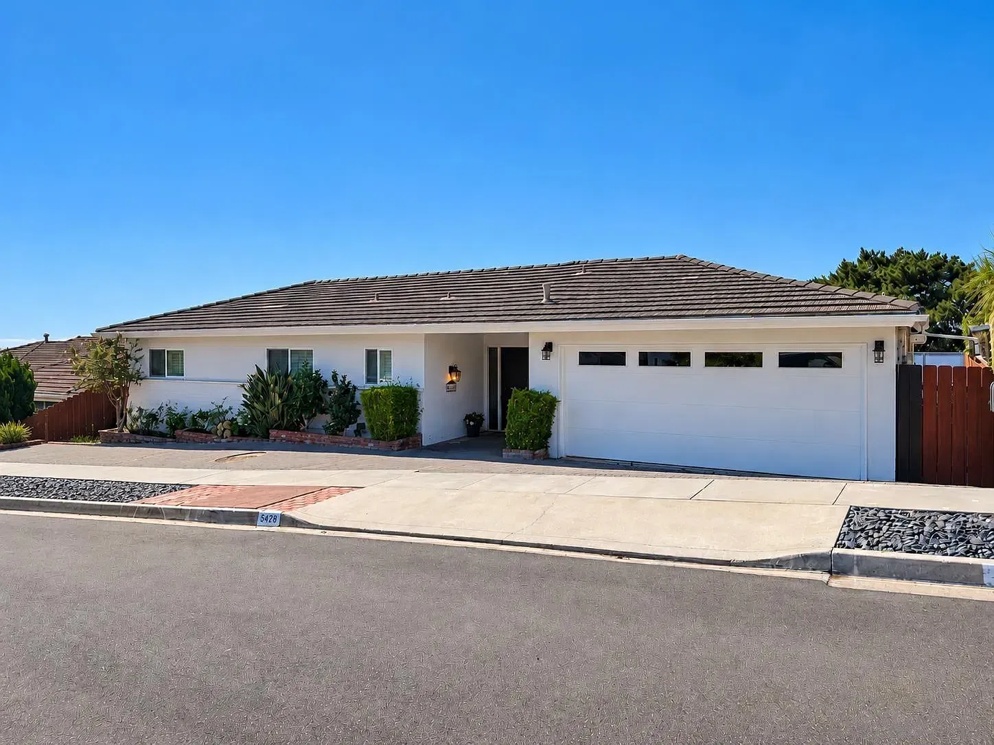 3 bed, 2.0 bath, 1956 sqft, $12,500 — Photo 1