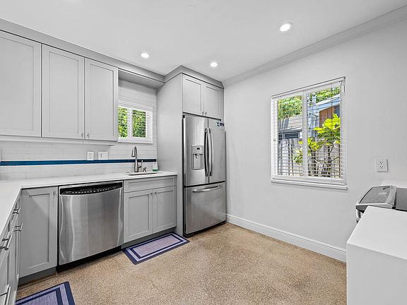 5th image of 1521 NE 5th Avenue