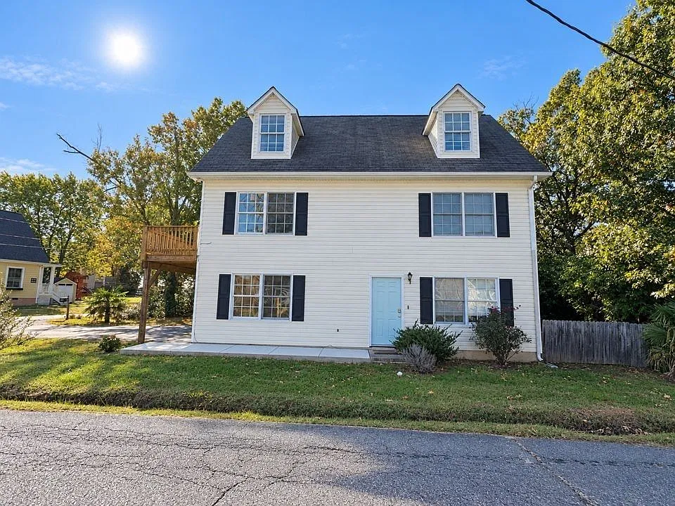 3 bed, 2.0 bath, 1741 sqft, $2,350 — Photo 1