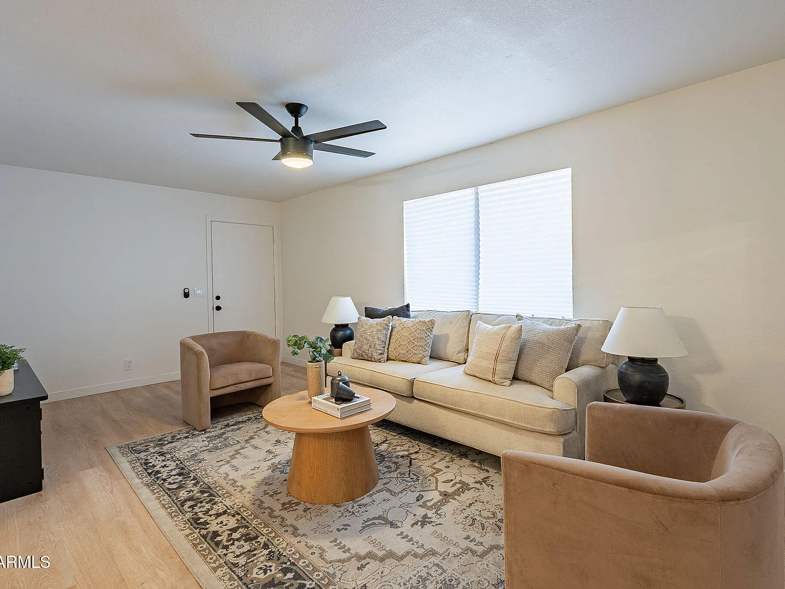 2 bed, 1.0 bath, 880 sqft, $1,300 — Photo 2