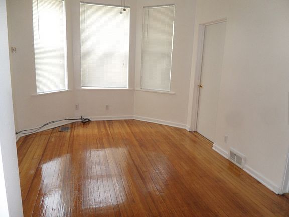 4th image of 3052 W Roscoe St