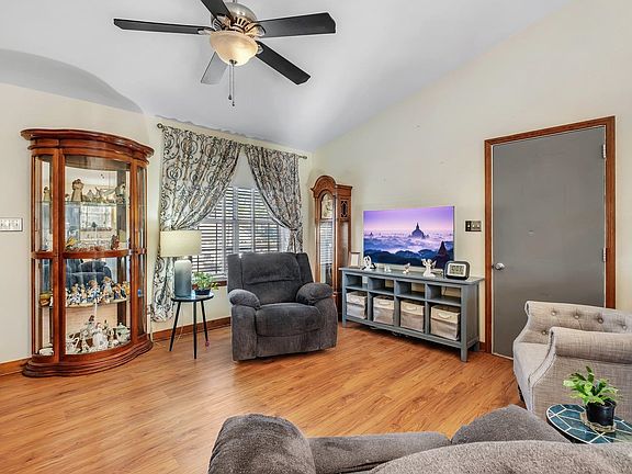 5th image of 4252 Red Oak Dr