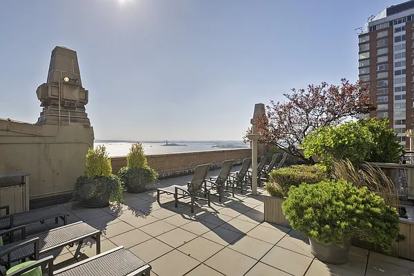 Rented by The Moinian Group | media 32
