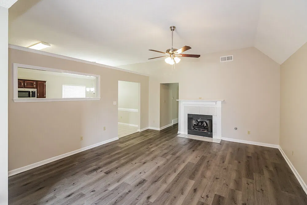 3 bed, 2.0 bath, 1351 sqft, $1,805 — Photo 4