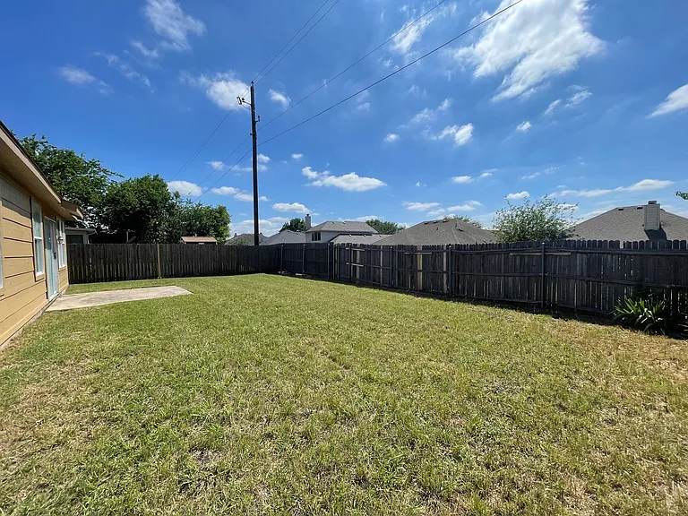 1611 Columbia Dr — Photo 4