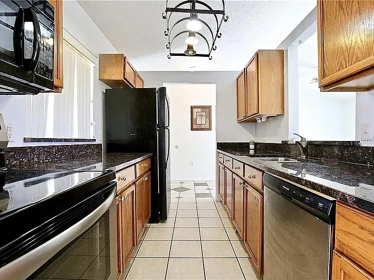 3 bed, 1055 sqft, $1,757 — Photo 2