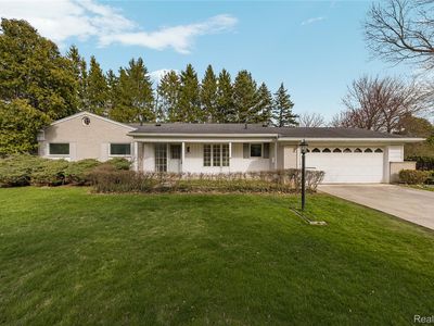 7077 Brookridge Dr, West Bloomfield, MI, 48322