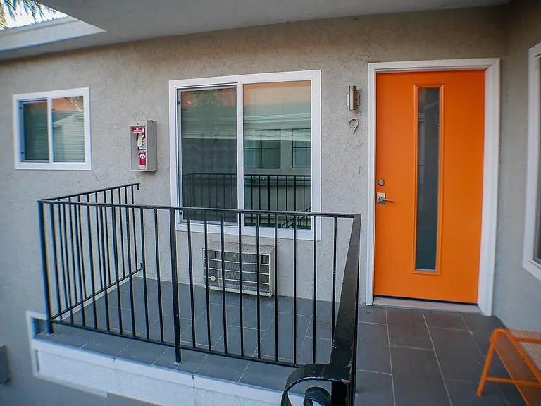 4474 Winona Ave — Photo 3