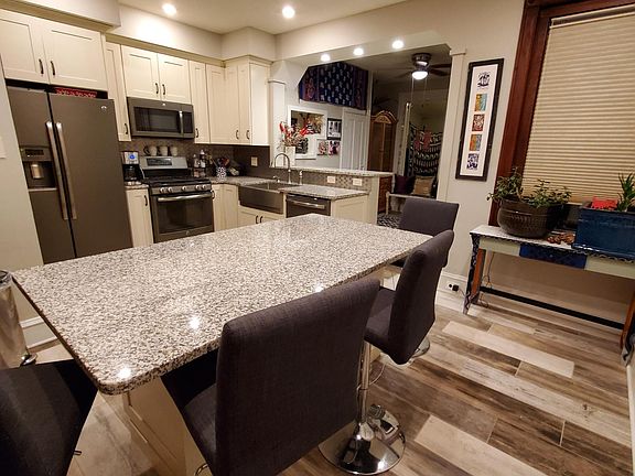 kitchen Island seats 6