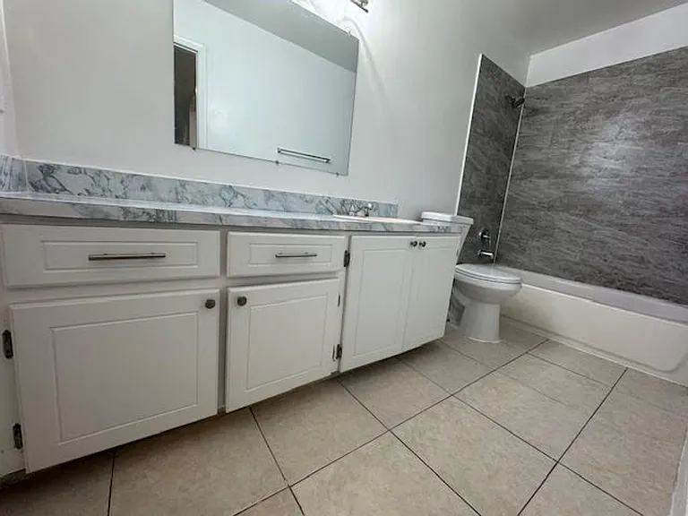 Lakeview Apartments - 5911 SW 41 St — Photo 16