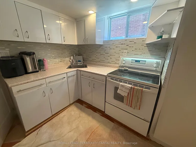 29 Glamis Ave #LOWER — Photo 11
