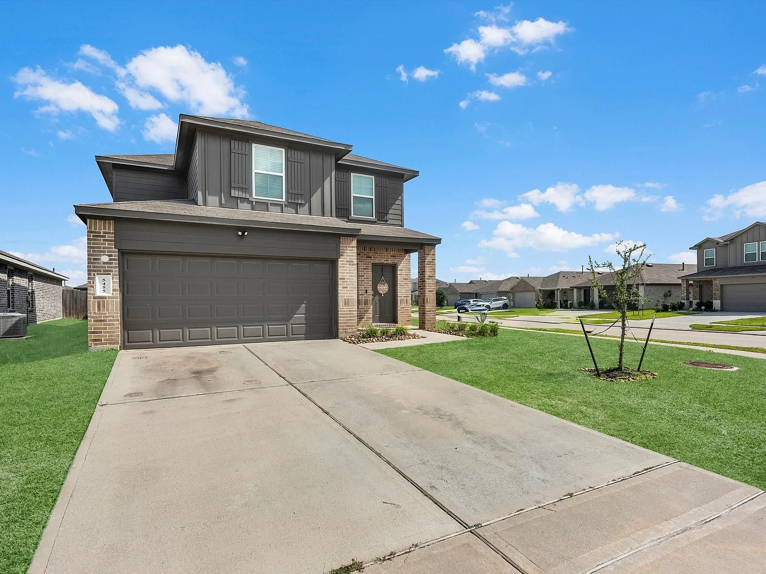 4 bed, 2.5 bath, 2076 sqft, $2,400 — Photo 3