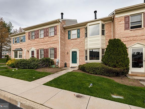 2nd image of 405 Franklin Ct