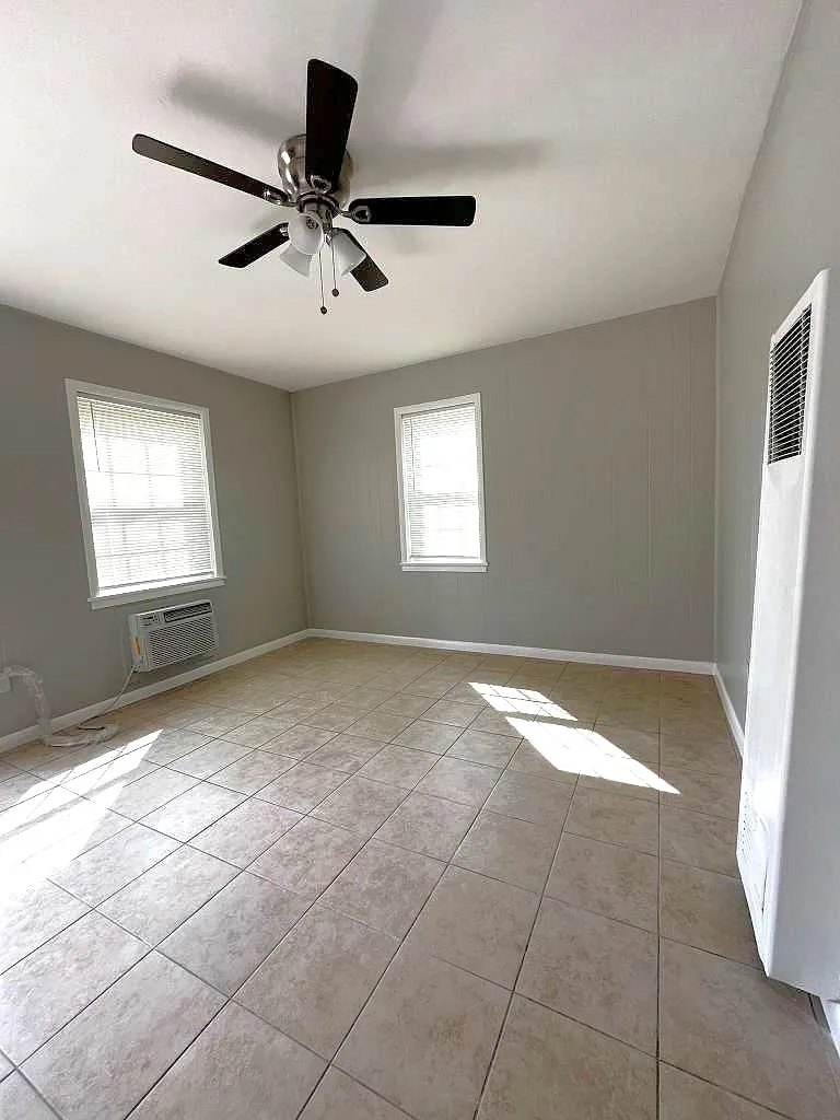 Building Photo - 1401 NW Williams Ave #4