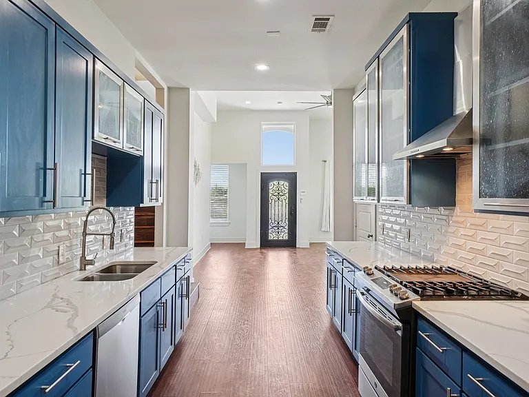 422 N Marlborough Ave — Photo 41