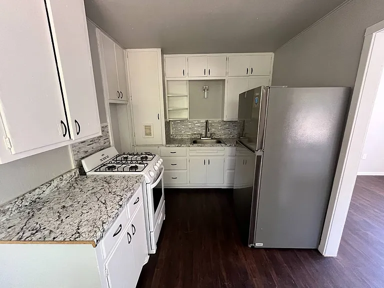 910 SW 7th St #1 — Photo 4